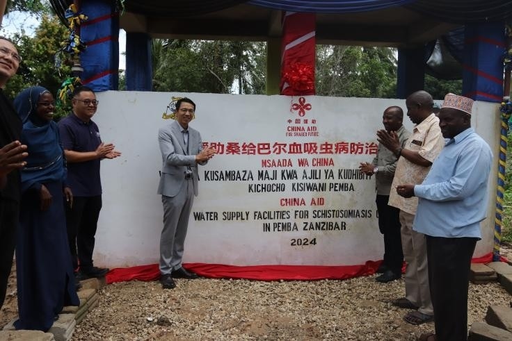 中國援助桑給巴爾血吸蟲病防治技術(shù)項目安全供水工程揭牌儀式日前在當?shù)嘏e行。 施亮攝