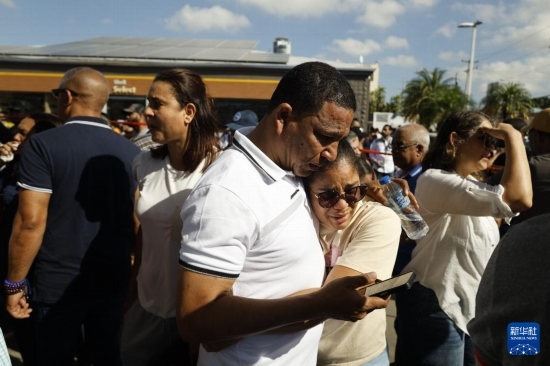  4月8日，人們聚集在多米尼加首都圣多明各的夜總會(huì)屋頂坍塌事故現(xiàn)場附近。新華社發(fā)