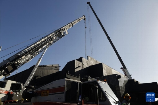  4月8日，救援人員在多米尼加首都圣多明各的夜總會(huì)屋頂坍塌事故現(xiàn)場工作。新華社發(fā)