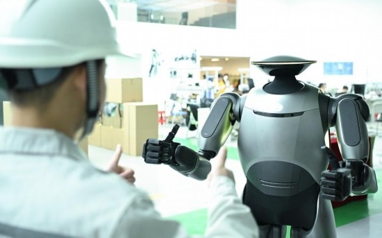 在廣汽研究院，人形機(jī)器人團(tuán)隊(duì)的周仁義在演示GoMate機(jī)器人互動(dòng)功能（新華社記者 鄧華 攝）