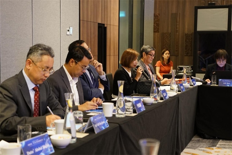 《南洋商報(bào)》總編輯羅依薇（左四）進(jìn)行致辭。林俊揚(yáng)攝