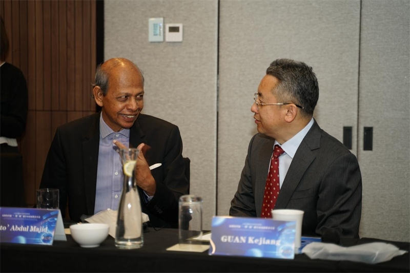 分享會(huì)現(xiàn)場(chǎng)，中方記者同與會(huì)代表進(jìn)行友好交流。林俊揚(yáng)攝