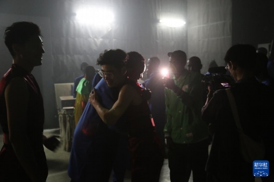 4月10日，在塞內(nèi)加爾首都達(dá)喀爾的國家大劇院，中央音樂學(xué)院進(jìn)擊打擊樂團(tuán)成員與塞內(nèi)加爾杜杜·恩迪亞耶·羅斯打擊樂團(tuán)成員在演出后臺擁抱。新華社記者 司源 攝