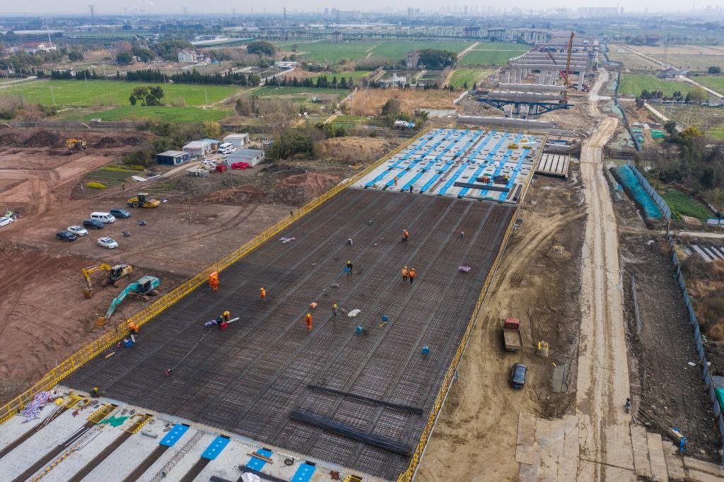 3月7日，在524國道秀洲王江涇至新塍公路工程TJ02標段，作業(yè)人員正在進行60米鋼混組合梁現(xiàn)澆橋面板鋼筋焊接及綁扎作業(yè)（無人機照片）。新華社記者 徐昱 攝