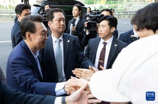 4月11日，韓國(guó)前總統(tǒng)尹錫悅（左一）在離開(kāi)首爾漢南洞官邸時(shí)與支持者握手。新華社發(fā)（全休相攝）