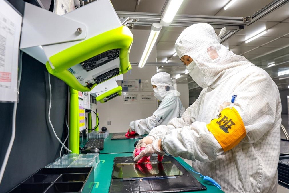 3月27日，在位于寧夏賀蘭工業(yè)園區(qū)的湯姆森電氣有限公司生產(chǎn)車間內(nèi)，工作人員制作硅膠絕緣護套。新華社記者 楊植森 攝