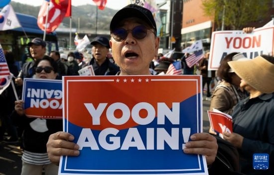 4月11日，在韓國(guó)首爾漢南洞官邸附近，支持者為韓國(guó)前總統(tǒng)尹錫悅送行。新華社發(fā)（全休相攝）