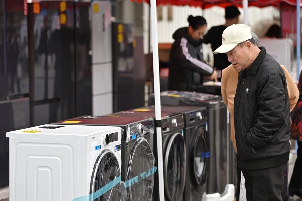 3月28日，天津市北辰區(qū)舉行2025年消費品以舊換新惠民服務(wù)活動，吸引眾多市民前來選購。新華社記者 李然 攝