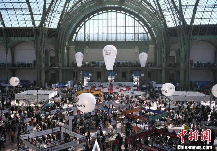 當?shù)貢r間4月11日，2025年巴黎圖書節(jié)在巴黎大皇宮揭幕。圖為巴黎大皇宮的圖書節(jié)現(xiàn)場。中新社記者 李洋 攝