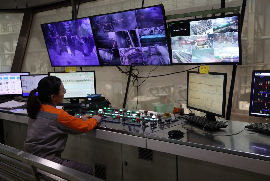 工作人員在馬中關丹產(chǎn)業(yè)園內(nèi)的聯(lián)合鋼鐵生產(chǎn)車間內(nèi)工作。（人民日報記者楊一 攝）