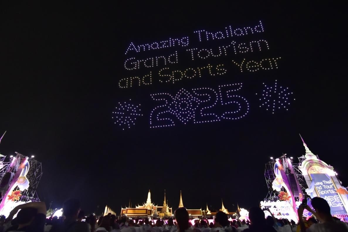 由1200架無人機(jī)組成的燈光秀點(diǎn)亮夜空。泰國國家旅游局供圖