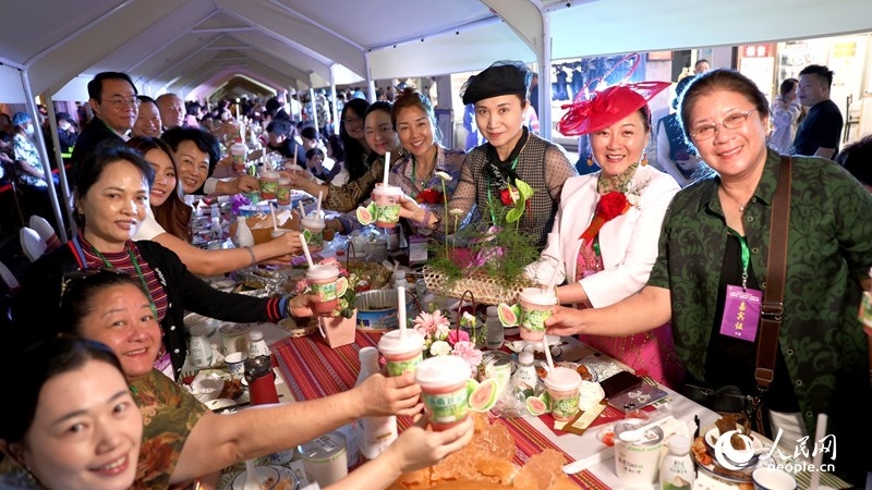 海外華僑在活動現(xiàn)場品嘗“家鄉(xiāng)味”。人民網(wǎng)記者 符武平攝