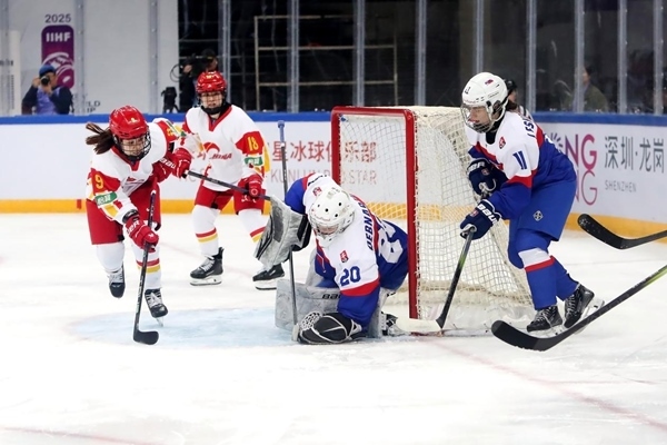 中國隊球員孔明會(左一)射門。圖片來源:中國冰球協(xié)會
