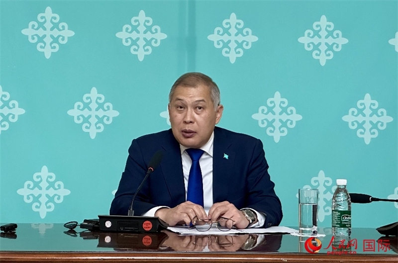 哈薩克斯坦駐華大使沙赫拉特·努雷舍夫在哈駐華大使館舉辦新聞發(fā)布會(huì)。人民網(wǎng)阿爾達(dá)克 攝