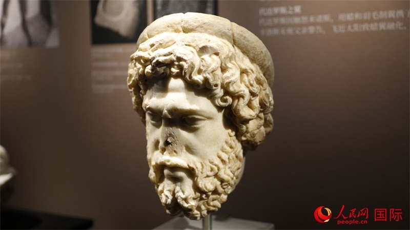 阿斯克勒庇俄斯大理石頭像。4月14日，來自希臘伊拉克利翁考古博物館的文物在故宮博物院展出。（人民網(wǎng) 張澤宇攝）