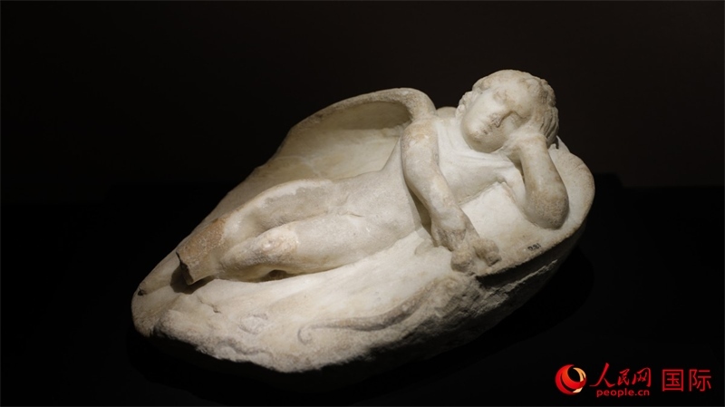 沉睡的厄洛斯大理石浮雕。4月14日，來自希臘伊拉克利翁考古博物館的文物在故宮博物院展出。（人民網(wǎng) 張澤宇攝）