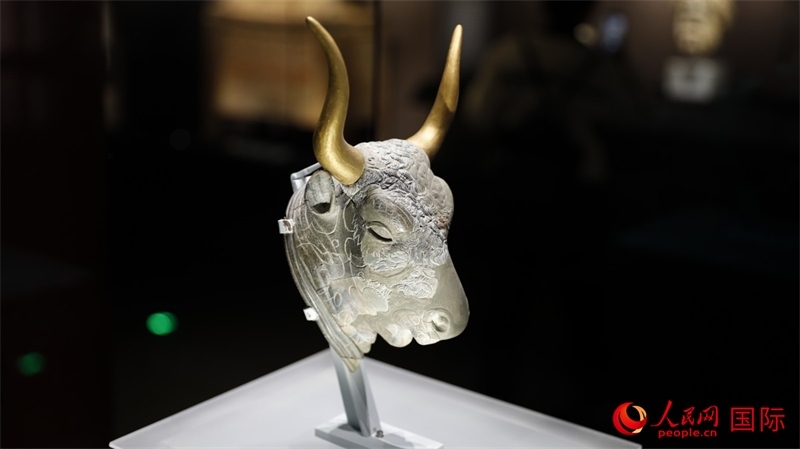 公牛頭型綠泥石來通杯。4月14日，來自希臘伊拉克利翁考古博物館的文物在故宮博物院展出。（人民網(wǎng) 張澤宇攝）