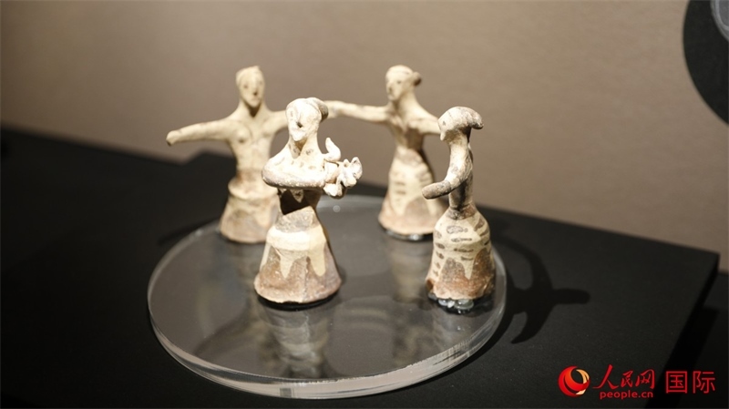 舞蹈者與音樂家雕塑群像。4月14日，來自希臘伊拉克利翁考古博物館的文物在故宮博物院展出。（人民網(wǎng) 張澤宇攝）