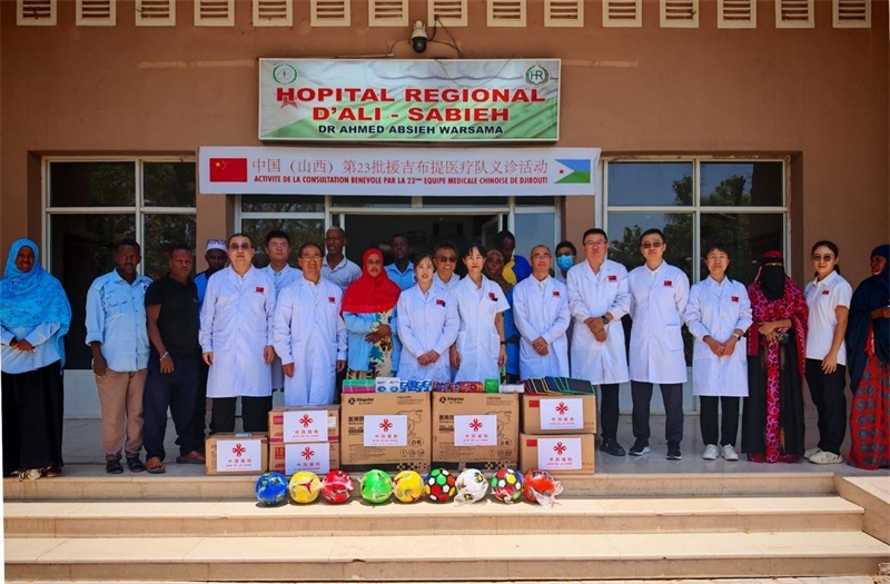 中國（山西）第23批援吉布提醫(yī)療隊在當(dāng)?shù)亻_展義診，并捐贈一批急需藥品。中國（山西）第23批援吉布提醫(yī)療隊供圖