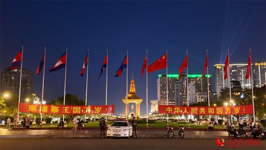 在習(xí)近平主席到訪柬埔寨前夕，人民網(wǎng)記者在柬埔寨首都金邊獨立紀念碑等地標建筑附近看到，道路兩旁懸掛起中柬兩國國旗和“柬埔寨王國萬歲！”“中華人民共和國萬歲！”等中文歡迎橫幅。人民網(wǎng)記者 盛楚宜攝