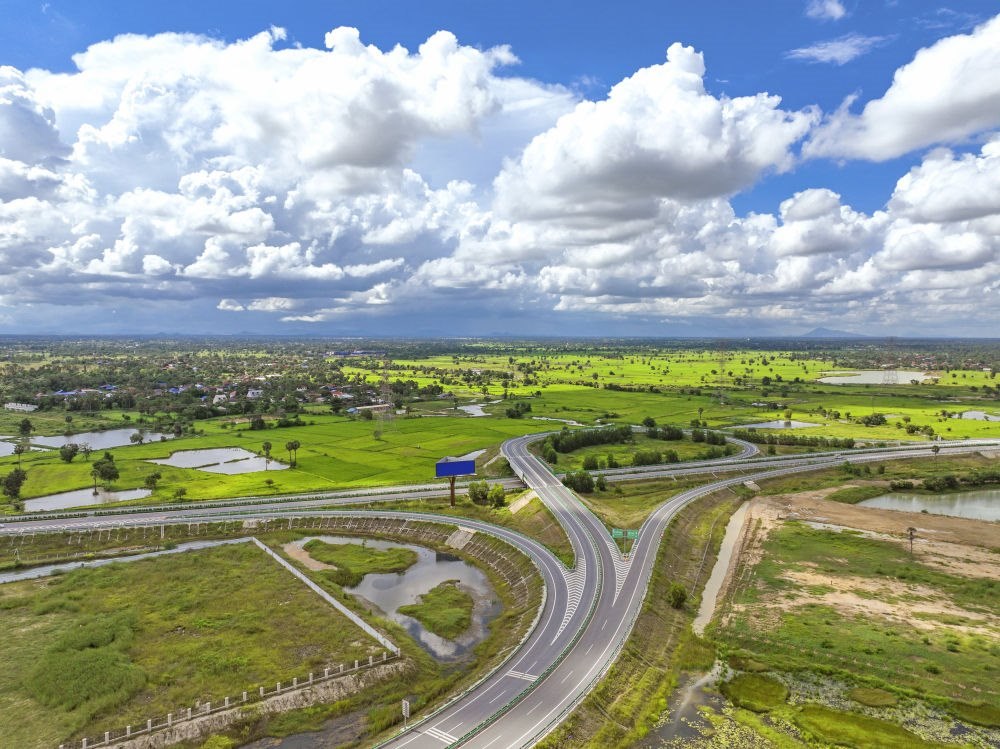 2024年9月25日在柬埔寨磅士卑省拍攝的金港高速公路（無人機照片）。連接柬埔寨首都金邊和最大深水海港西哈努克港的金港高速公路，是中柬共建“一帶一路”標志性項目。