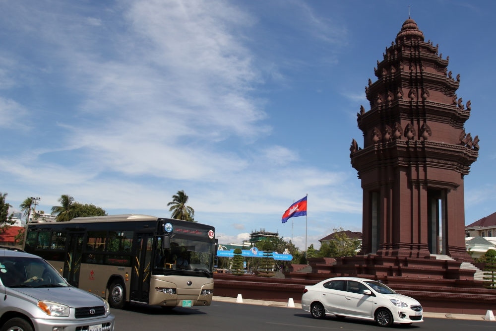 2018年1月5日，在柬埔寨金邊，一輛中國援助的“宇通”公交車經過獨立紀念碑。