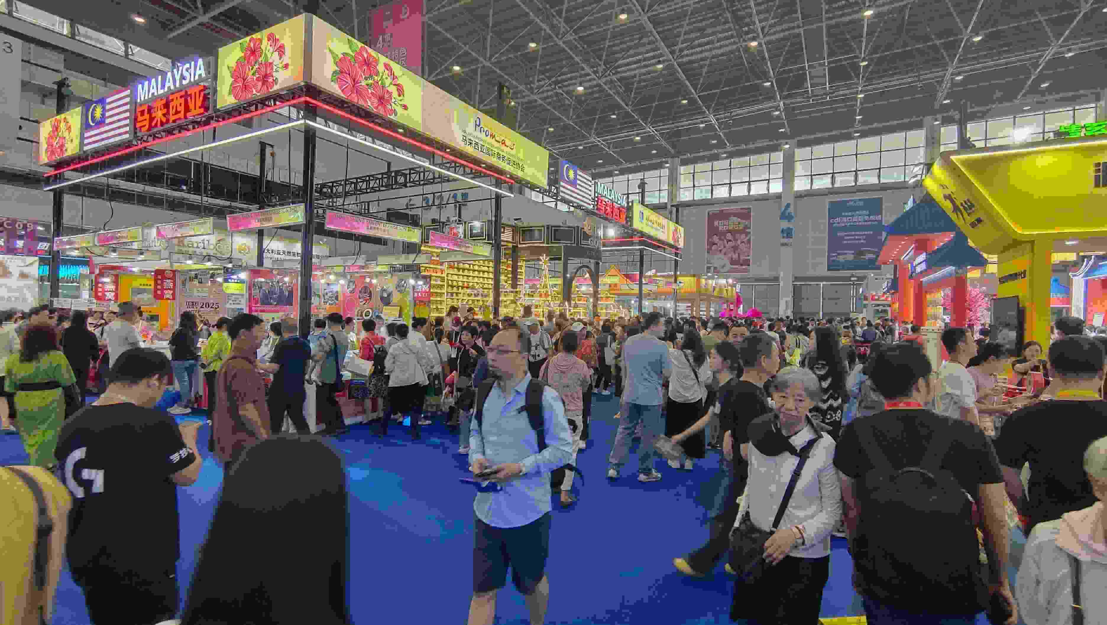 消博會迎來公眾開放日，眾多市民、客商來到展館參觀、購物。人民網(wǎng)記者 李彤攝