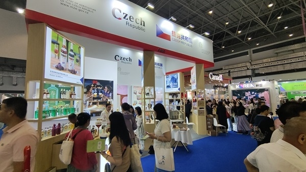 觀展者在各國展臺采購、咨詢。人民網(wǎng)記者 李彤攝