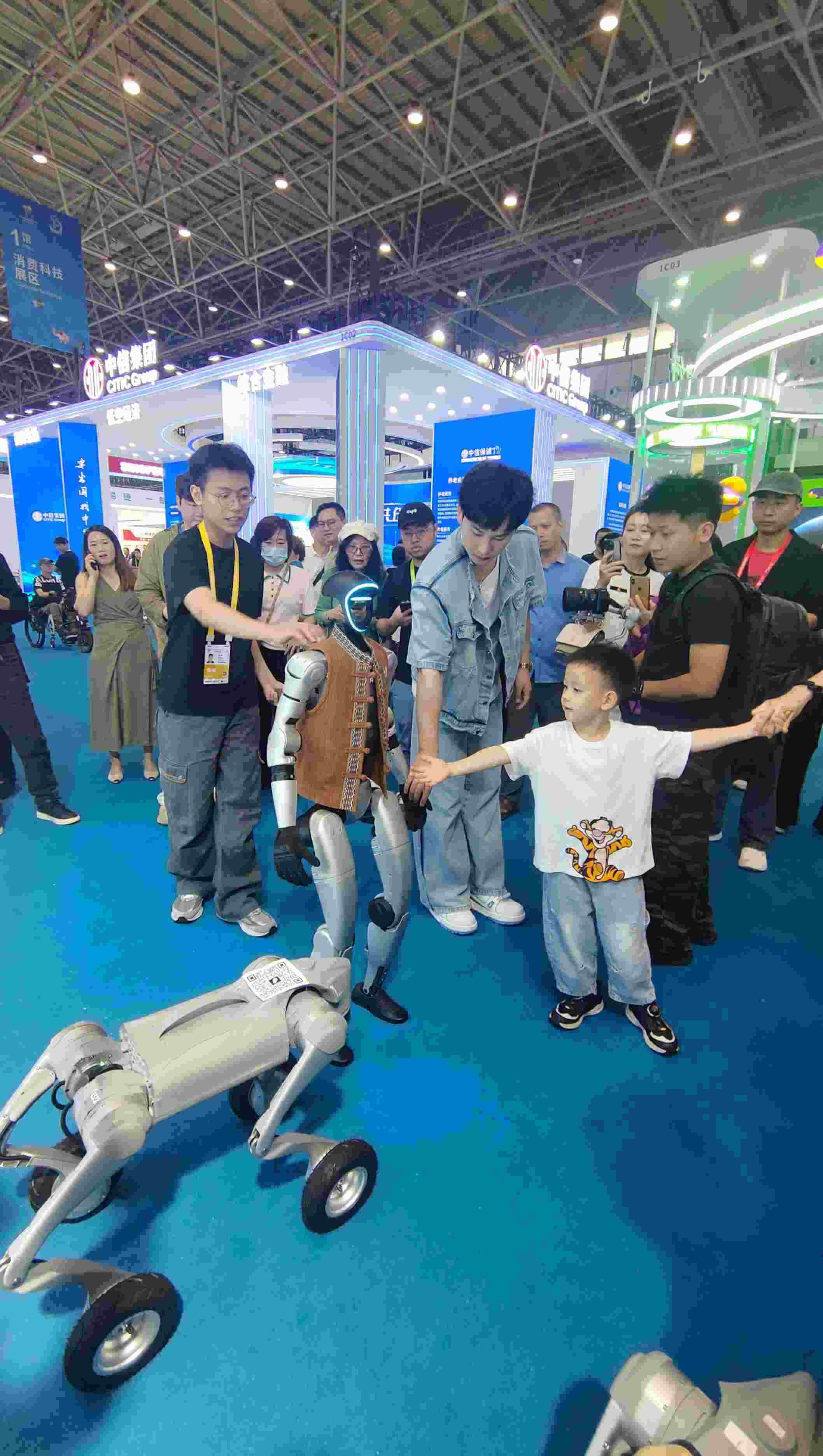 消博會現(xiàn)場，機器人等科技消費產(chǎn)品吸引觀展者駐足。人民網(wǎng)記者 李彤攝