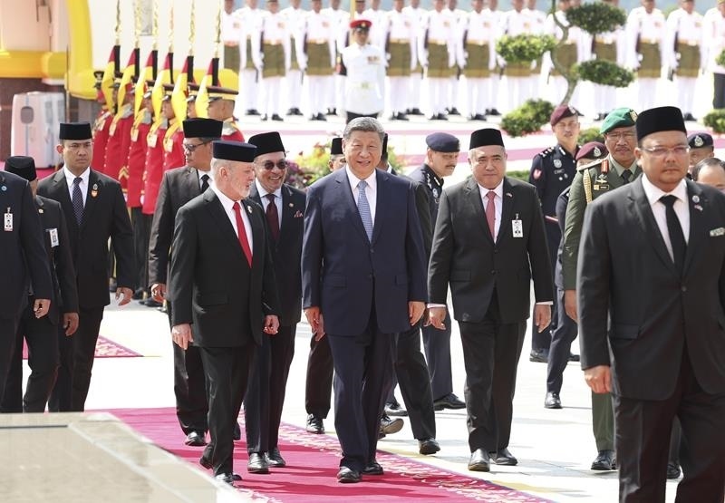 4月16日，馬來西亞最高元首易卜拉欣在馬來西亞國家王宮廣場為習(xí)近平主席舉行隆重歡迎儀式。