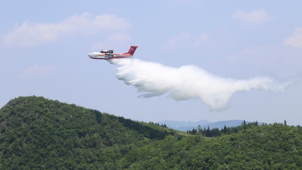 AG600飛機(jī)在四川西昌開展典型滅火場景驗(yàn)證試飛科目（2023年6月攝）。新華社發(fā)（中國航空工業(yè)集團(tuán)供圖）