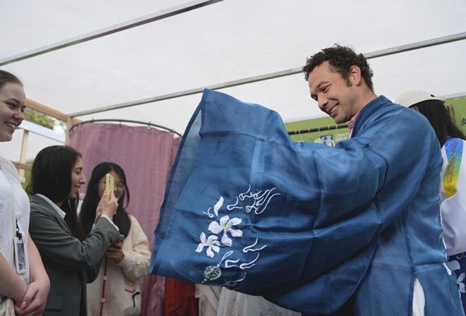 外國(guó)青年試穿漢服。中外語(yǔ)言交流合作中心供圖