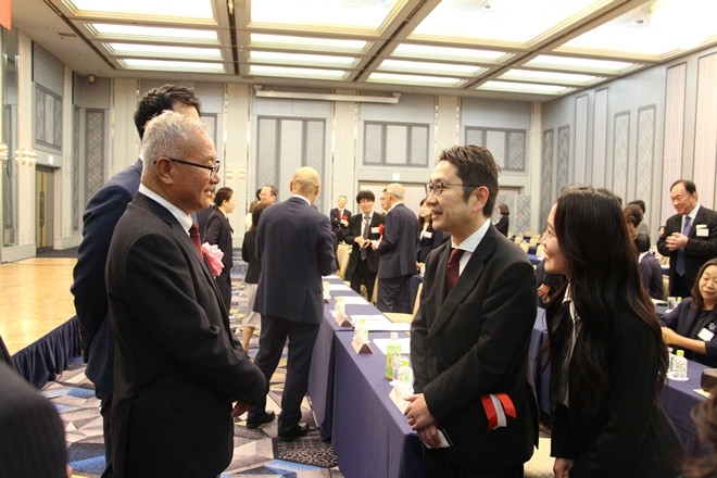 與會(huì)嘉賓熱切交流。中國(guó)駐福岡總領(lǐng)館供圖