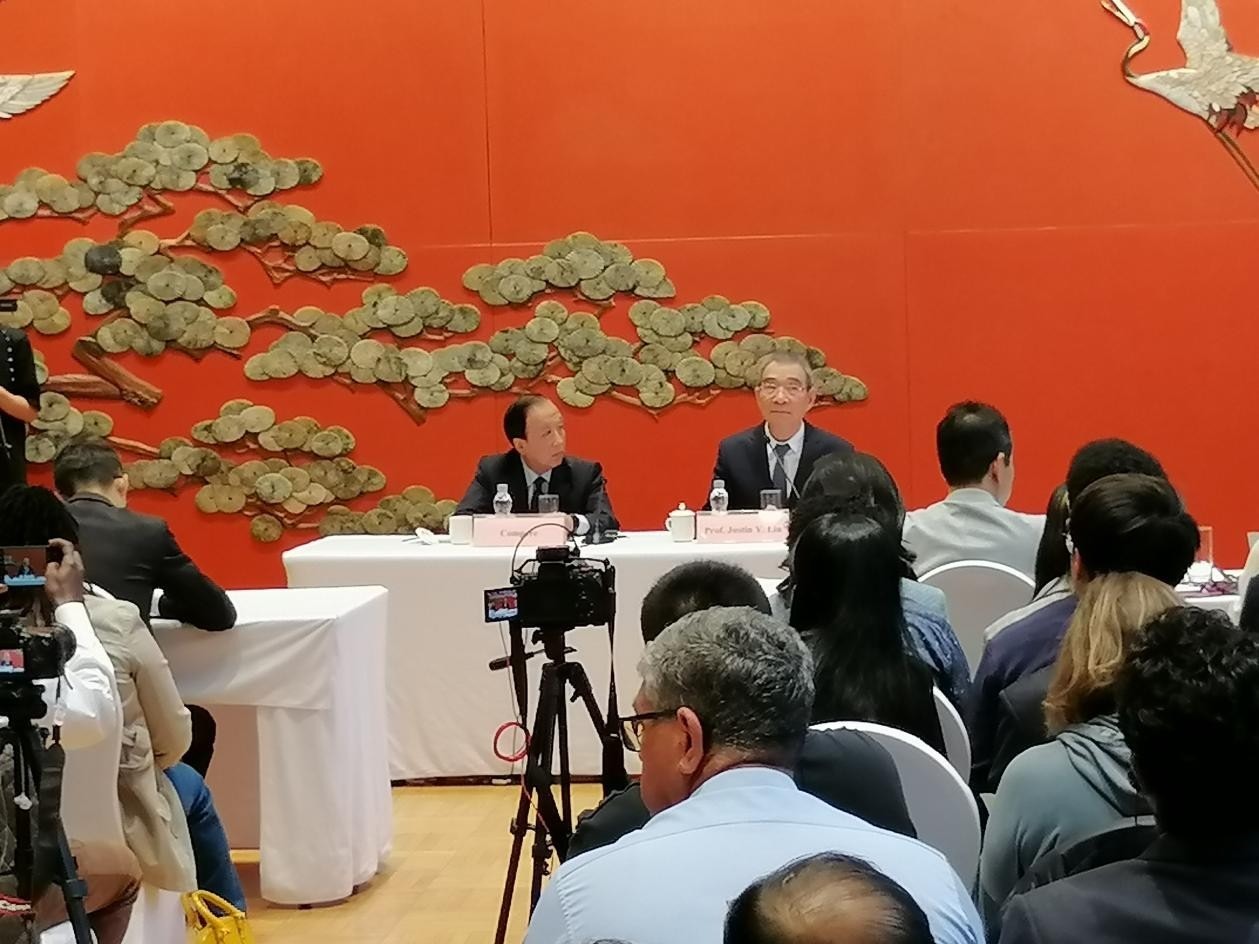 圖為21日舉行的“臨甲7號(hào)沙龍”，林毅夫（右一）在回答中外媒體記者的提問。 人民網(wǎng)記者 李瀟攝