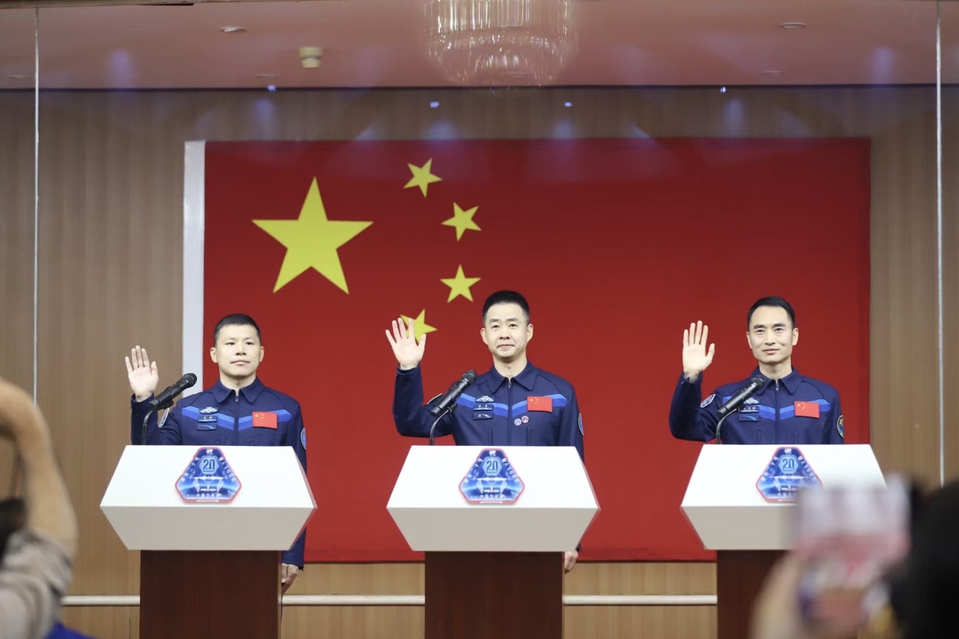 4月23日，神舟二十號(hào)航天員乘組在酒泉衛(wèi)星發(fā)射中心問天閣與中外媒體記者集體見面。人民網(wǎng)記者 黃帆攝