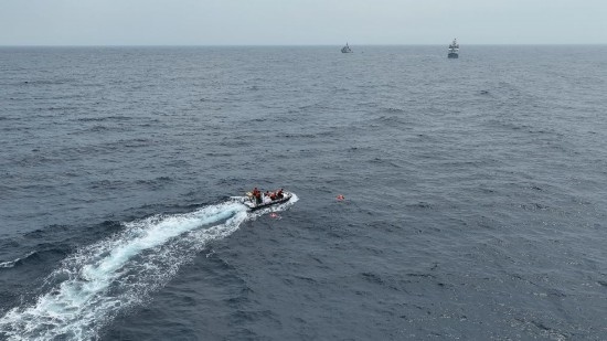 4月23日，中越海警開展海上聯(lián)合搜救演練，模擬營(yíng)救落水人員。（中國(guó)海警供圖）