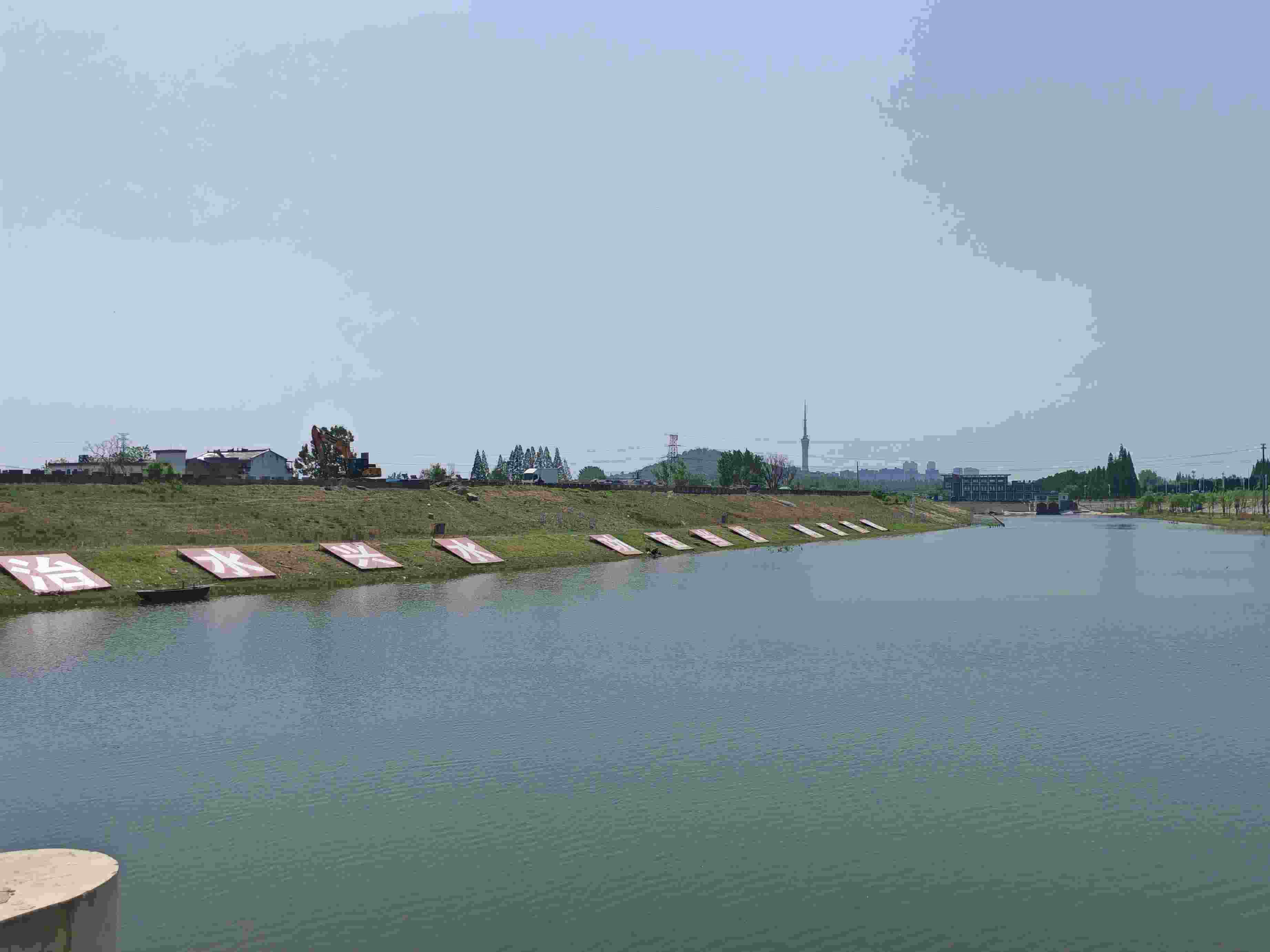 在龍子湖樞紐上眺望靚麗的淮河美景。人民網(wǎng)記者 王子鋒攝