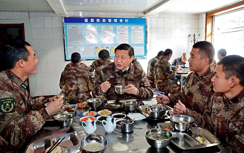 2014年1月26日，習(xí)近平主席專程來到內(nèi)蒙古軍區(qū)邊防某部，親切看望慰問戍邊官兵。這是在連隊食堂，習(xí)近平主席同戰(zhàn)士們一起用餐。