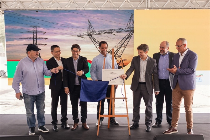 CPFL公司執(zhí)行副總裁弗拉維奧·恩里克·里貝羅（中）、CPFL輸電公司總裁李甫（左二）、南里奧格蘭德州州議員阿洛伊西奧·克拉斯曼（左一）、州長代表豪爾赫·波佐邦（右一）等出席投運(yùn)儀式。 中國國家電網(wǎng)巴西電力CPFL公司供圖