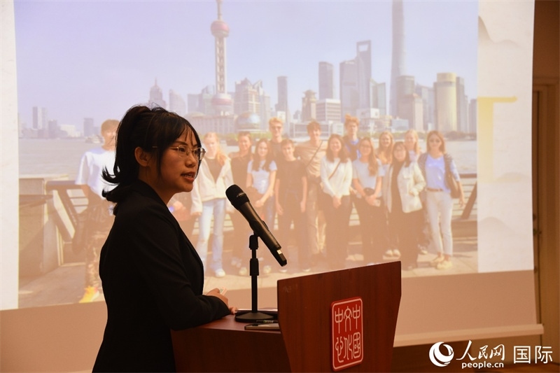 斯德哥爾摩考試中心經(jīng)理陳曦介紹“漢語水平考試”情況。人民網(wǎng)記者 殷淼攝