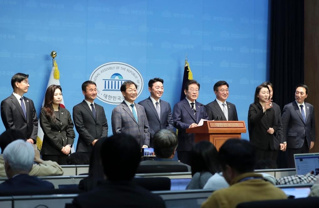 4月11日，李在明在韓國首爾舉行的新聞發(fā)布會上介紹他的總統(tǒng)競選團隊。新華社記者姚琪琳攝