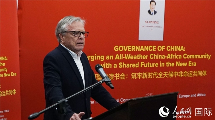 南非前駐日本、西班牙、馬達(dá)加斯加大使、浙江師范大學(xué)非洲研究院資深研究員赫特·赫羅布勒在讀書會上發(fā)言。人民網(wǎng) 劉暢攝