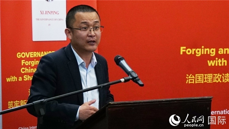 中非青年婦女協(xié)會主席、南非大學(xué)教授秦效順在讀書會上發(fā)言。人民網(wǎng) 劉暢攝