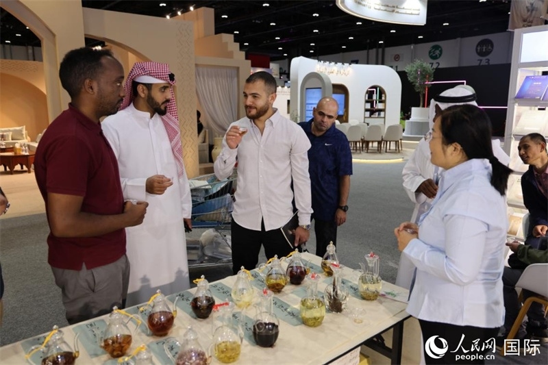 在“閱讀中國”館，當(dāng)?shù)刈x者通過品味中國茶，了解中國文化。人民網(wǎng)記者 張志文攝