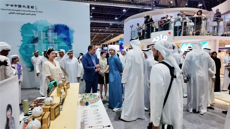 當(dāng)?shù)赜^眾在“今日中國(guó)非遺館”體驗(yàn)中國(guó)茶藝。主辦方供圖