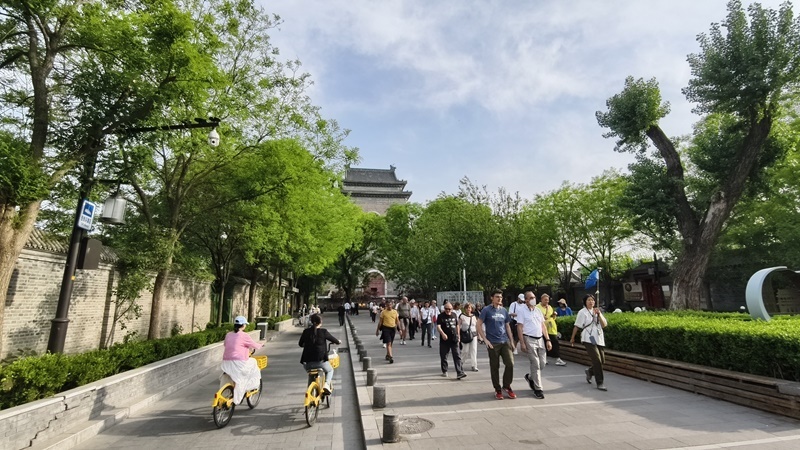 外國游客游覽北京鼓樓。人民網(wǎng)記者 李楠樺攝