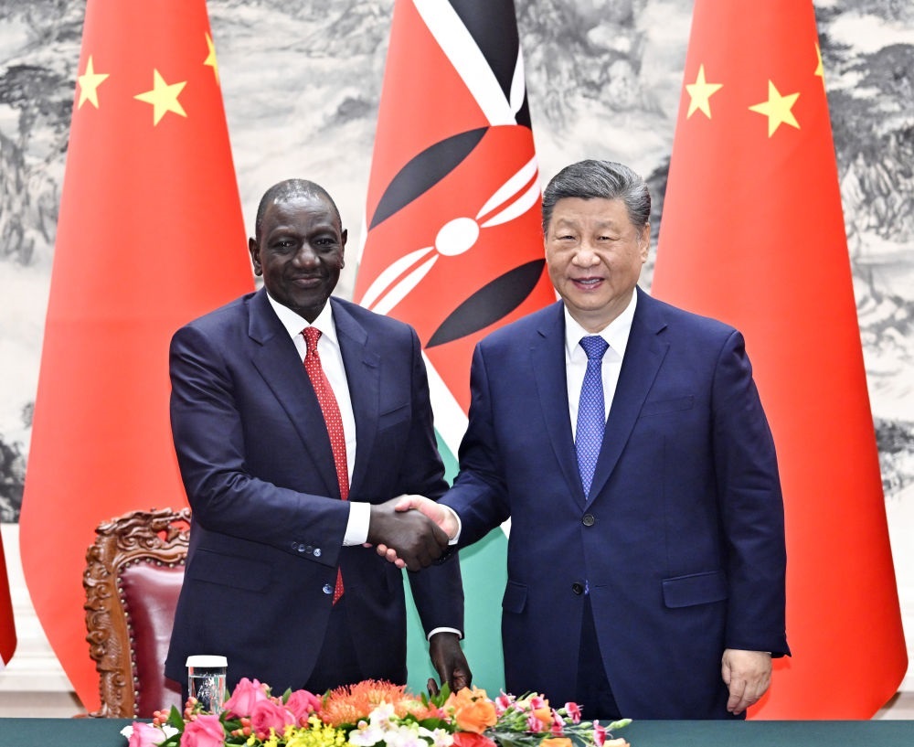 4月24日上午，國家主席習近平在北京人民大會堂同來華進行國事訪問的肯尼亞總統(tǒng)魯托舉行會談。這是習近平同魯托握手。新華社記者 岳月偉 攝