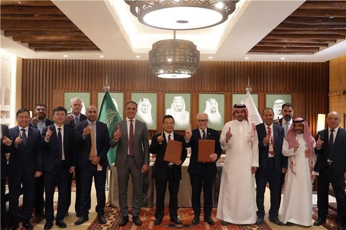 簽約合影。中國(guó)鐵建供圖