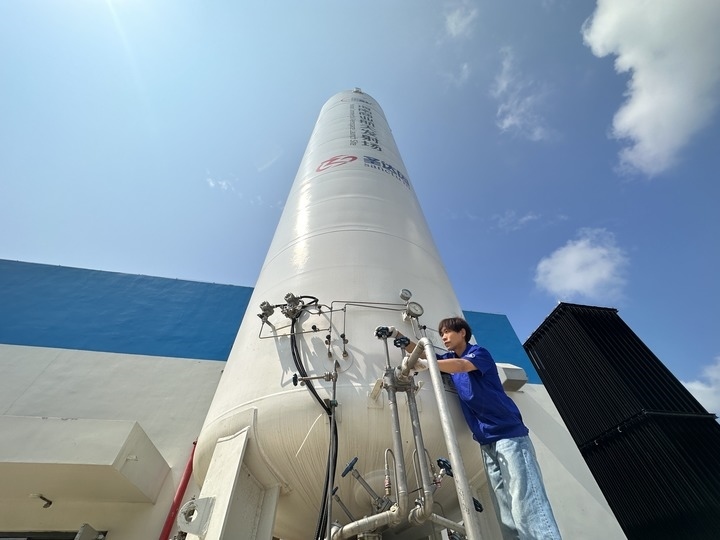 陳恩偉在海南商業(yè)航天發(fā)射場(chǎng)技術(shù)區(qū)罐區(qū)進(jìn)行液氮轉(zhuǎn)注前準(zhǔn)備。新華社記者 陳凱姿 攝