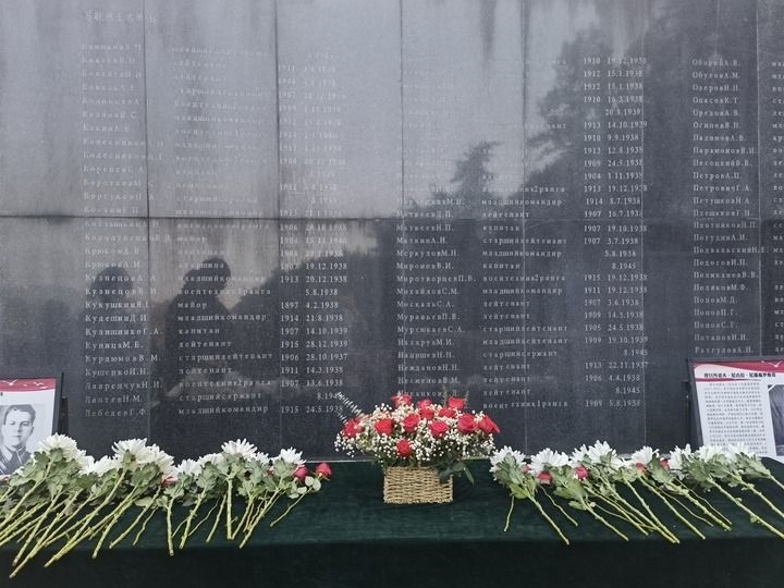 在南京抗日航空烈士紀(jì)念館鐫刻有蘇聯(lián)籍抗日航空英烈名錄的紀(jì)念碑前，擺放著人們獻上的鮮花（2024年11月22日攝）。新華社記者 邱冰清 攝